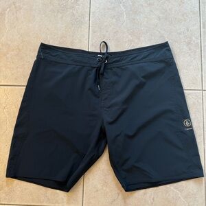 Volcom men’s black board shorts